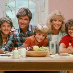 VinTV Announces 2026 Return of 1980s Sitcom Los problemas crecen