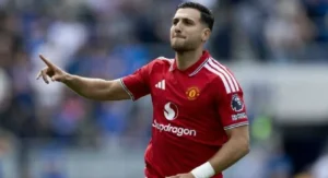 dalot-still-dreams-putting-manchester-fc09