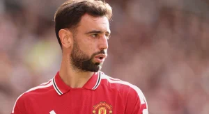 pantomime-villain-bruno-fernandes-putting-4454