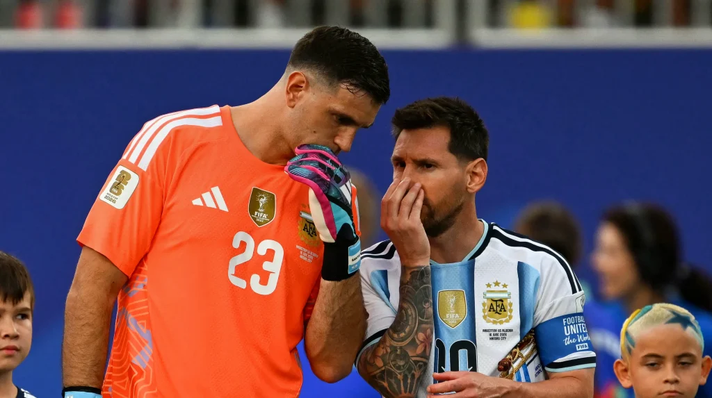 emiliano-martinez-opens-lionel-messi-764a