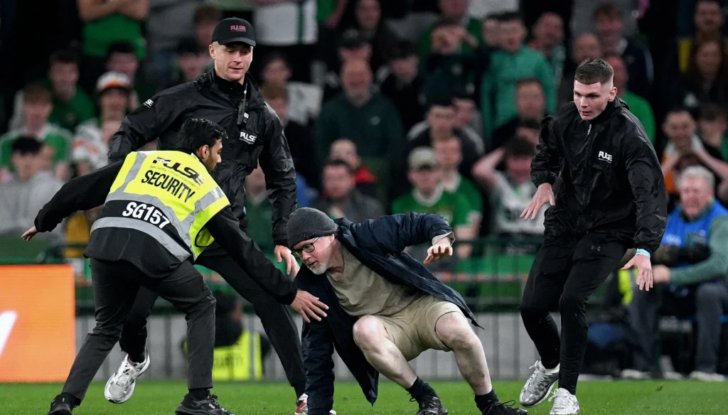 ireland-encounter-austria-paused-fan-01ca