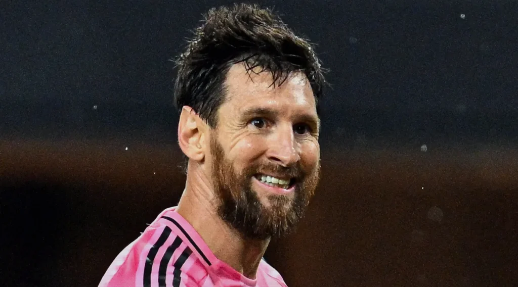 lionel-messi-touches-down-argentina-10ba