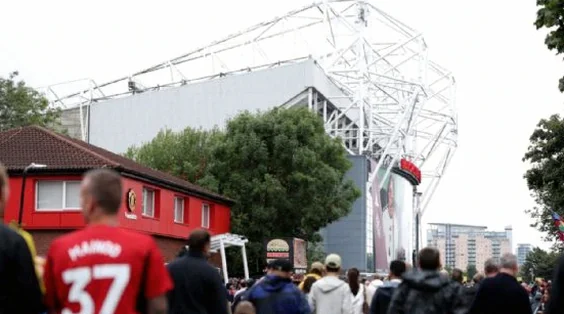man-united-invite-fans-fill-a605