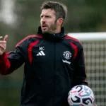 Manchester United retain Michael Carrick for Chelsea trip